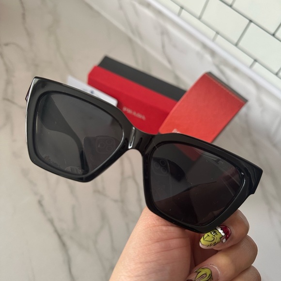 Prada black sunglasses - Picture 4 of 4